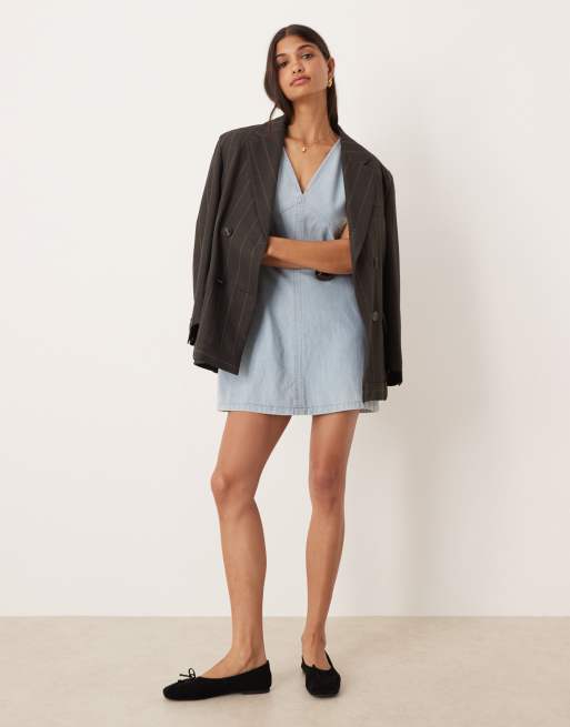 ASOS DESIGN – Kurzes, schwingendes A-Linien-Jeanskleid in Mittelblau, 2 von 4