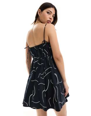 ASOS DESIGN - Kurzes Sommerkleid mit geraffter Brustpartie, verstellbaren Trägern und abstraktem Muster in Schwarz-Weiß-...