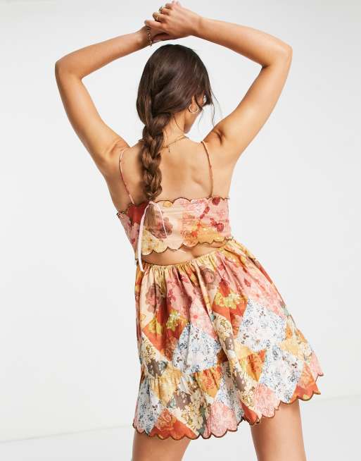ASOS DESIGN – Kurzes Sommerkleid mit Muschelsaum, Zierausschnitt und Patchwork-Blumenmustermix, 3 von 4