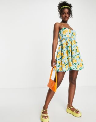 ASOS DESIGN - Kurzes Sommerkleid mit Orangenmuster, Muschelsaum und Zierausschnitt am Rücken-Bunt