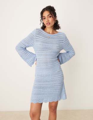 ASOS DESIGN - Kurzes Strickkleid in Hellblau mit ausgestellten Ärmeln