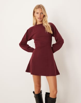 ASOS DESIGN - Kurzes Sweatshirtkleid in Burgunderrot mit Ziernähten-Lila