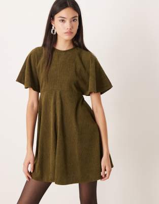 ASOS DESIGN - Kurzes T-Shirt-Kleid aus Cord in Dunkelgrün mit Ziernähten