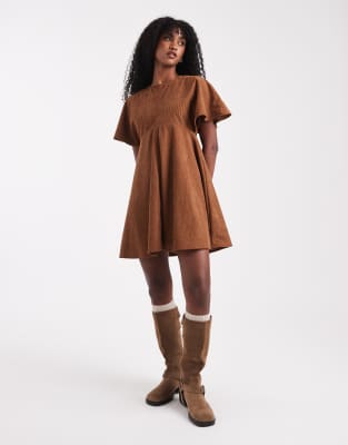 ASOS DESIGN - Kurzes T-Shirt-Kleid aus Cord in Hellbraun mit Ziernähten-Brown