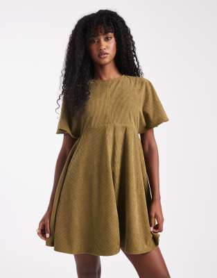 ASOS DESIGN - Kurzes T-Shirt-Kleid aus Cord in Olivgrün mit Ziernähten