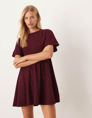 ASOS DESIGN - Kurzes T-Shirt-Kleid aus Cord in Pflaume mit Ziernähten-Rot