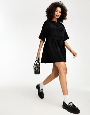 ASOS DESIGN - Kurzes T-Shirt-Kleid aus Cord in Schwarz-Grün