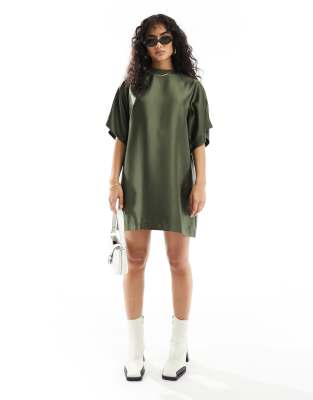 ASOS DESIGN - Kurzes T-Shirt-Kleid aus Satin in Khaki mit Oversize-Passform-Grün