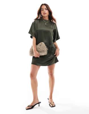 ASOS DESIGN - Kurzes T-Shirt-Kleid aus Satin in Khaki mit Oversize-Passform-Grün