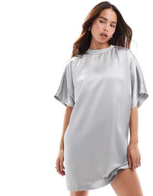 ASOS DESIGN - Kurzes T-Shirt-Kleid aus Satin in Silber mit Oversize-Passform