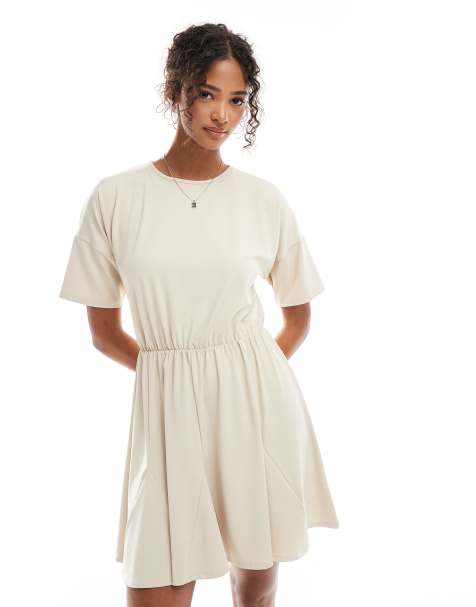ASOS DESIGN – Kurzes T-Shirt-Kleid in Beige mit Godet - view 1