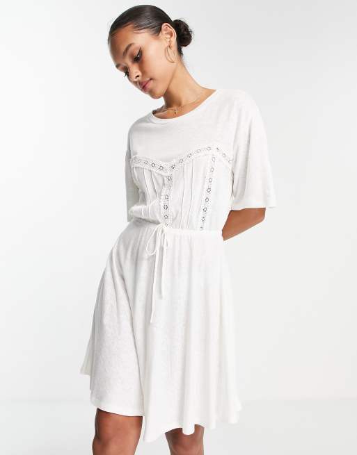ASOS DESIGN – Kurzes T-Shirt-Kleid in Elfenbeinweiß mit Häkeleinsatz und Tunnelzug in der Taille