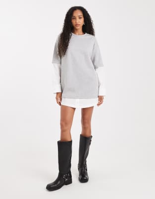 ASOS DESIGN - Kurzes T-Shirt-Kleid in Grau mit Oversize-Hemd darunter in Weiß-Bunt