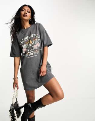 ASOS DESIGN - Kurzes T-Shirt-Kleid in Grau mit umgeschlagenen Ärmeln und Grafikprint