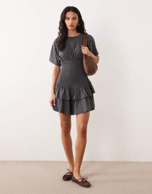 ASOS DESIGN - Kurzes T-Shirt-Kleid in meliertem Grau mit geraffter Taille und Rüschenrock
