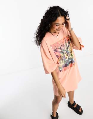 ASOS DESIGN - Kurzes T-Shirt-Kleid in Rosa mit Festival-Grafik in Oversize-Passform