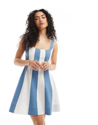 ASOS DESIGN - Kurzes Tennis-Sommerkleid in blau-weiß gestreift mit Ziernaht-Bunt