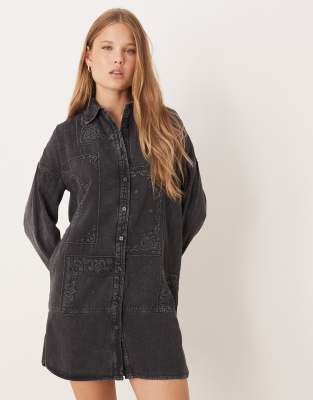 ASOS DESIGN - Kurzes Twill-Hemdkleid in verwaschenem Schwarz mit Patchwork-Stickerei