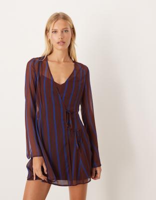 ASOS DESIGN - Kurzes Wickelkleid in Burgunderrot mit Streifen und Bindedetails-Bunt