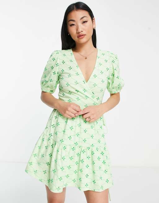 ASOS DESIGN – Kurzes Wickelkleid in Grün mit farblich abgesetzter grüner Lochstickerei