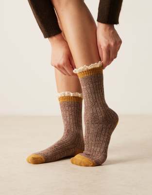 ASOS DESIGN - Kuschelige, gerippte Socken in Gelb und Braun mit gehäkeltem Rüschenrand-Bunt