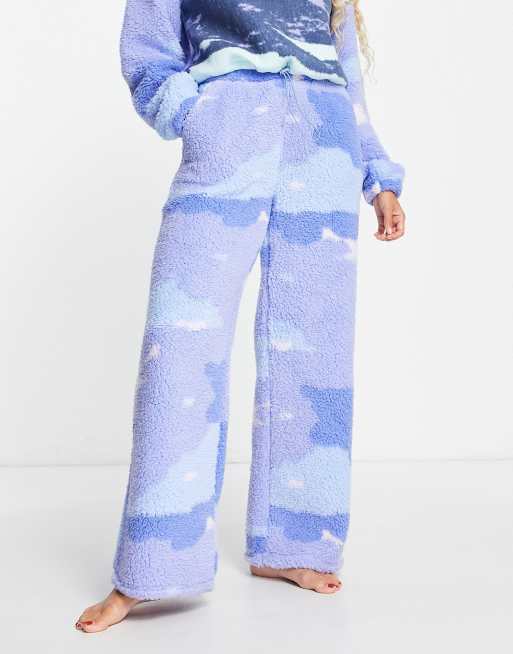 ASOS DESIGN – Lounge-Set aus kuscheligem Fleece in Blau mit Landschaftsmotiv, 2 von 2