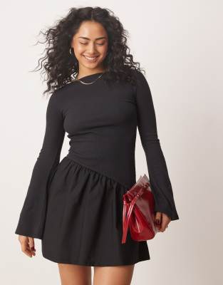 ASOS DESIGN - Kuscheliges Minikleid in Schwarz aus Popeline-Mix mit tiefer Taille