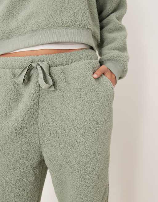 ASOS DESIGN – Kuschliges Lounge-Set in Hellgrün mit kurzem Kapuzenpullover und Hose mit schmal zulaufendem Bein, 4 von 4
