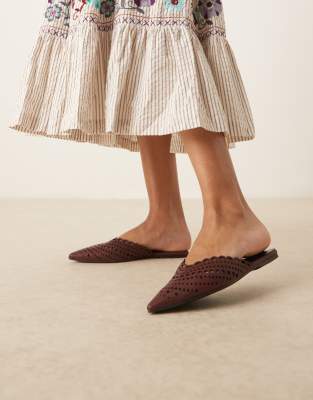 ASOS DESIGN - Labyrinth - Spitze flache Mules in Burgunderrot mit Zierausschnitten