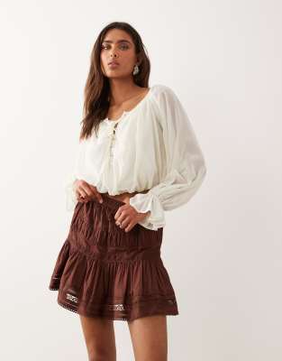 Мини-юбка ASOS DESIGN с кружевной вставкой коричневого цвета