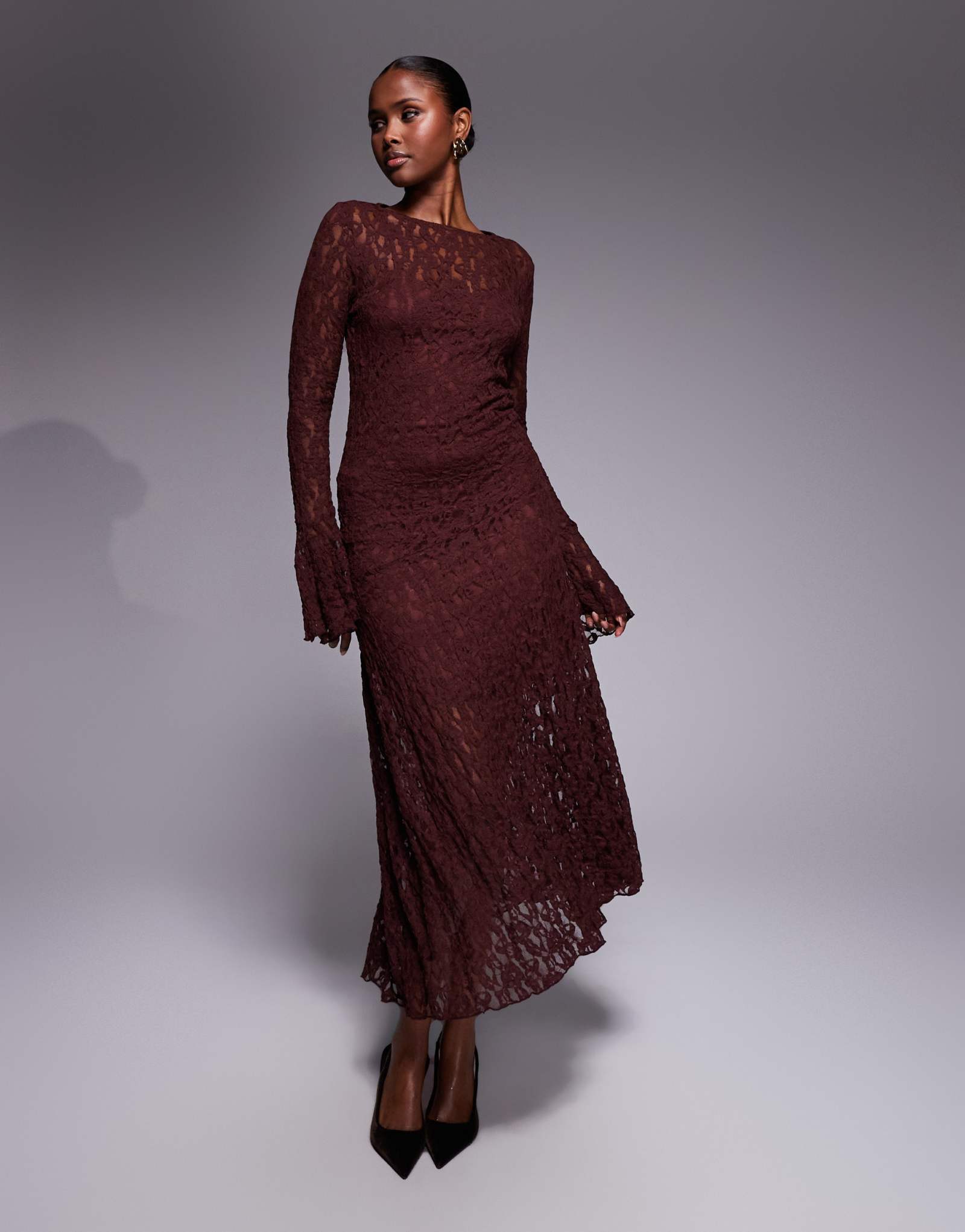 Дизайнерское кружевное платье миди с длинным рукавом и подолом в виде носового платка от ASOS шоколадного цвета