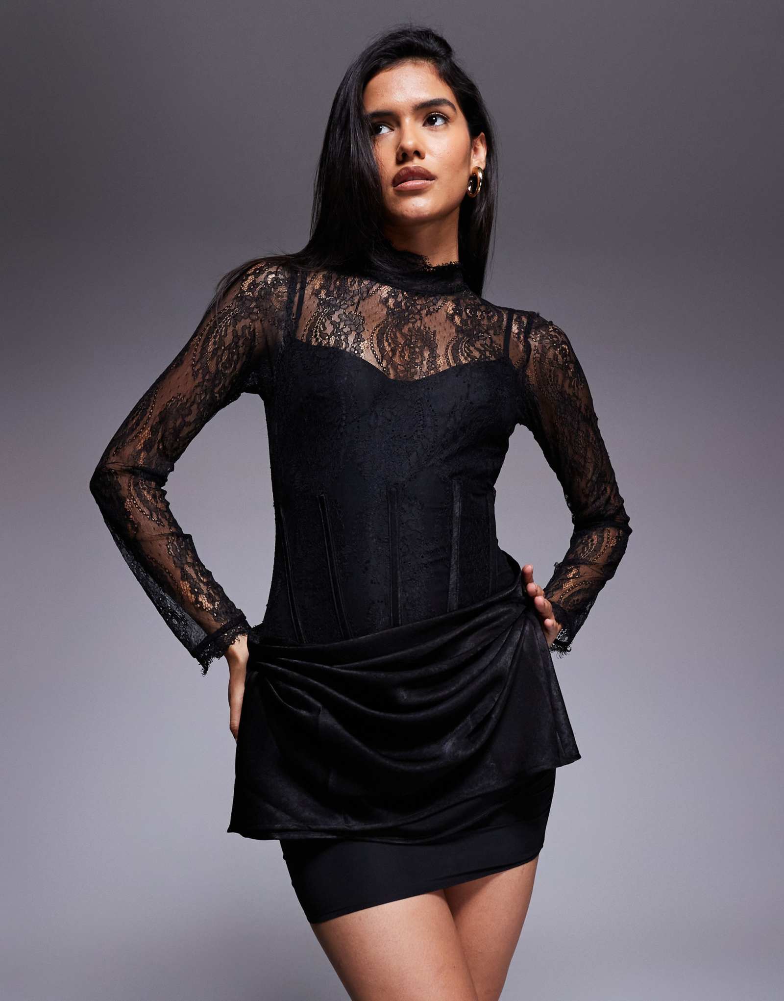 Дизайнерское кружевное мини-платье ASOS с длинными рукавами и высоким воротом и юбкой-драпировкой черного цвета