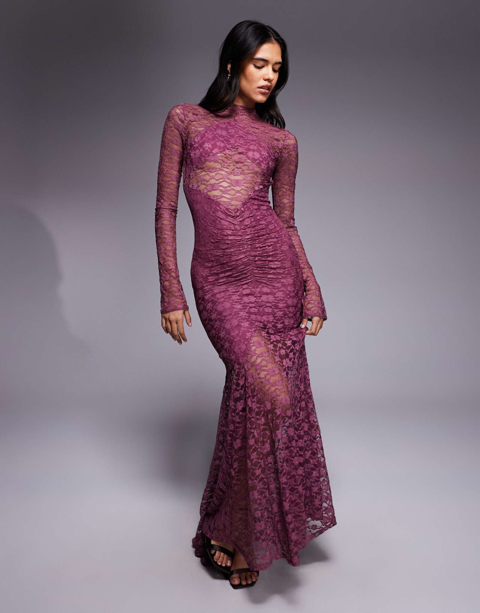 Дизайнерское кружевное макси-платье ASOS с вырезанными вставками розового цвета