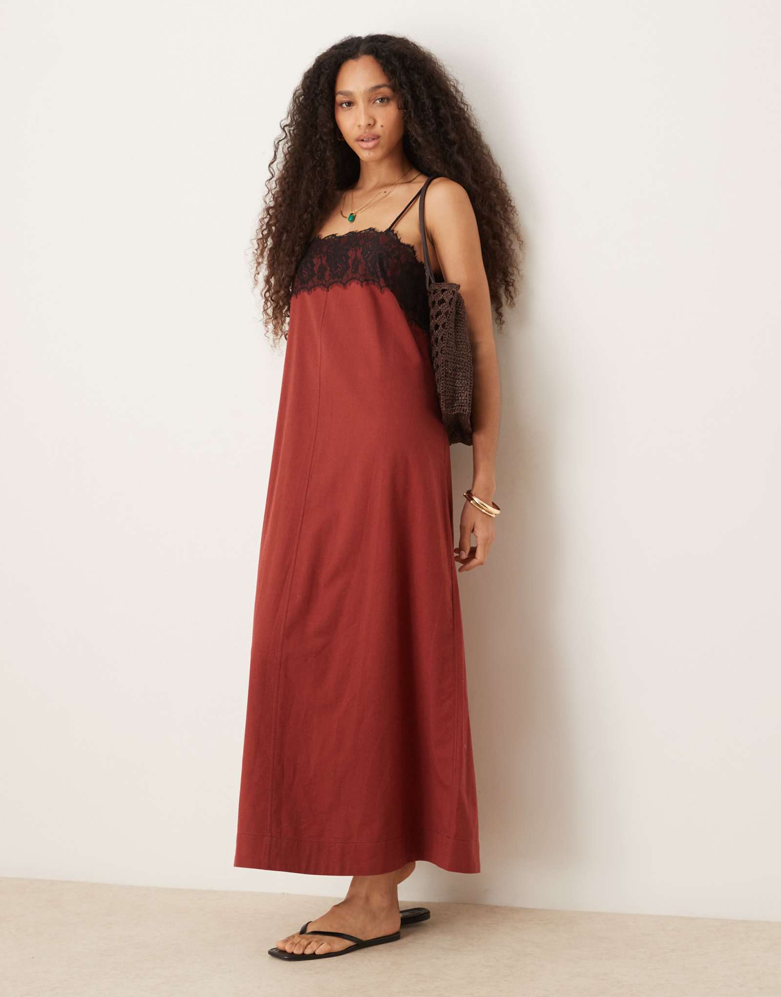 Дизайнерское кружевное платье-миди на бретелях с накладками от ASOS бордового цвета