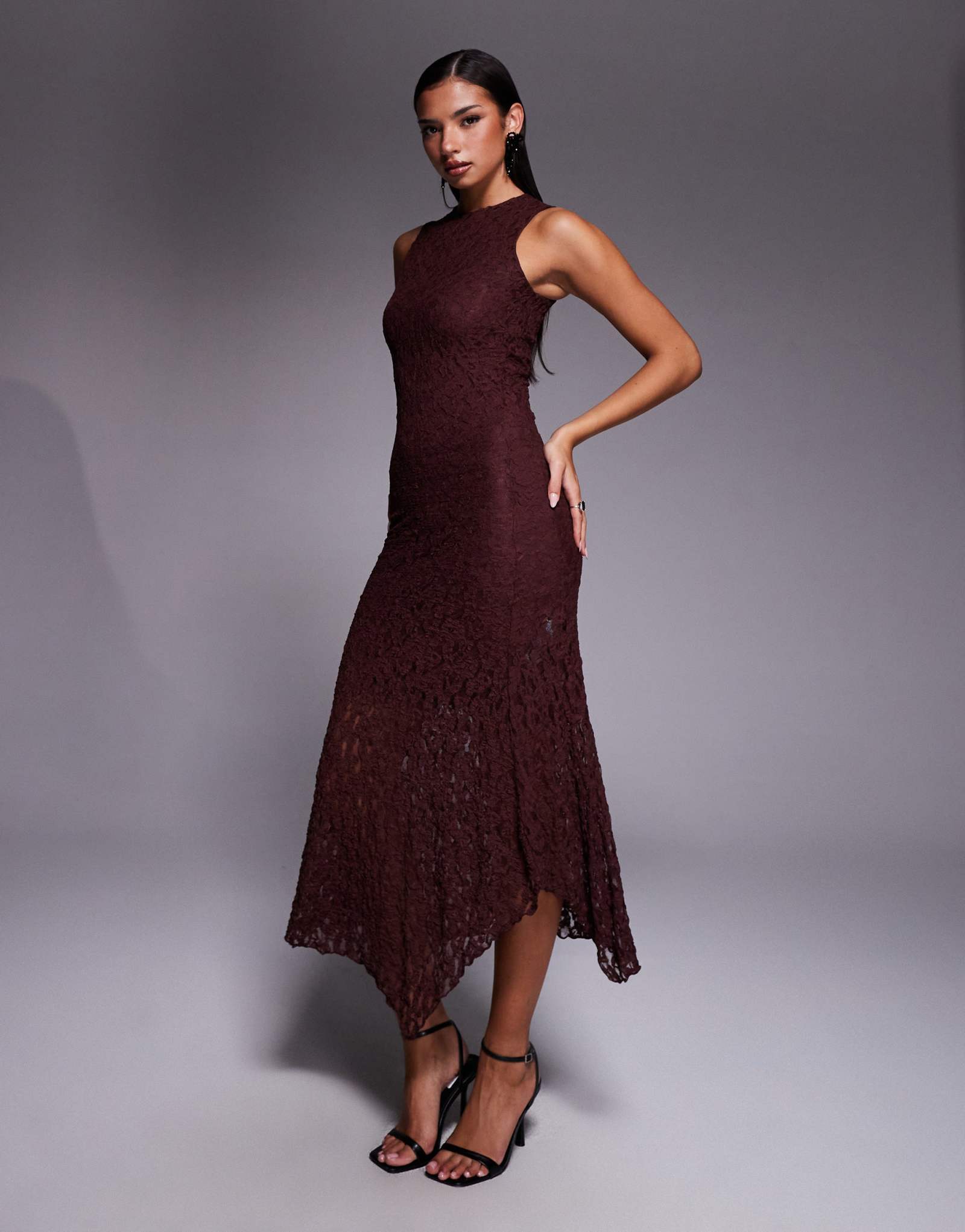 Дизайнерское кружевное миди-платье без рукавов с колоннами ASOS шоколадного цвета