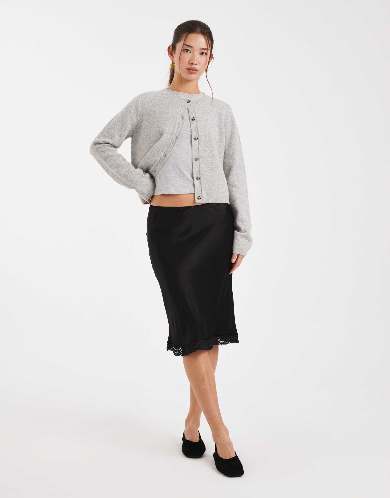 Атласная юбка миди с кружевной отделкой ASOS DESIGN черного цвета