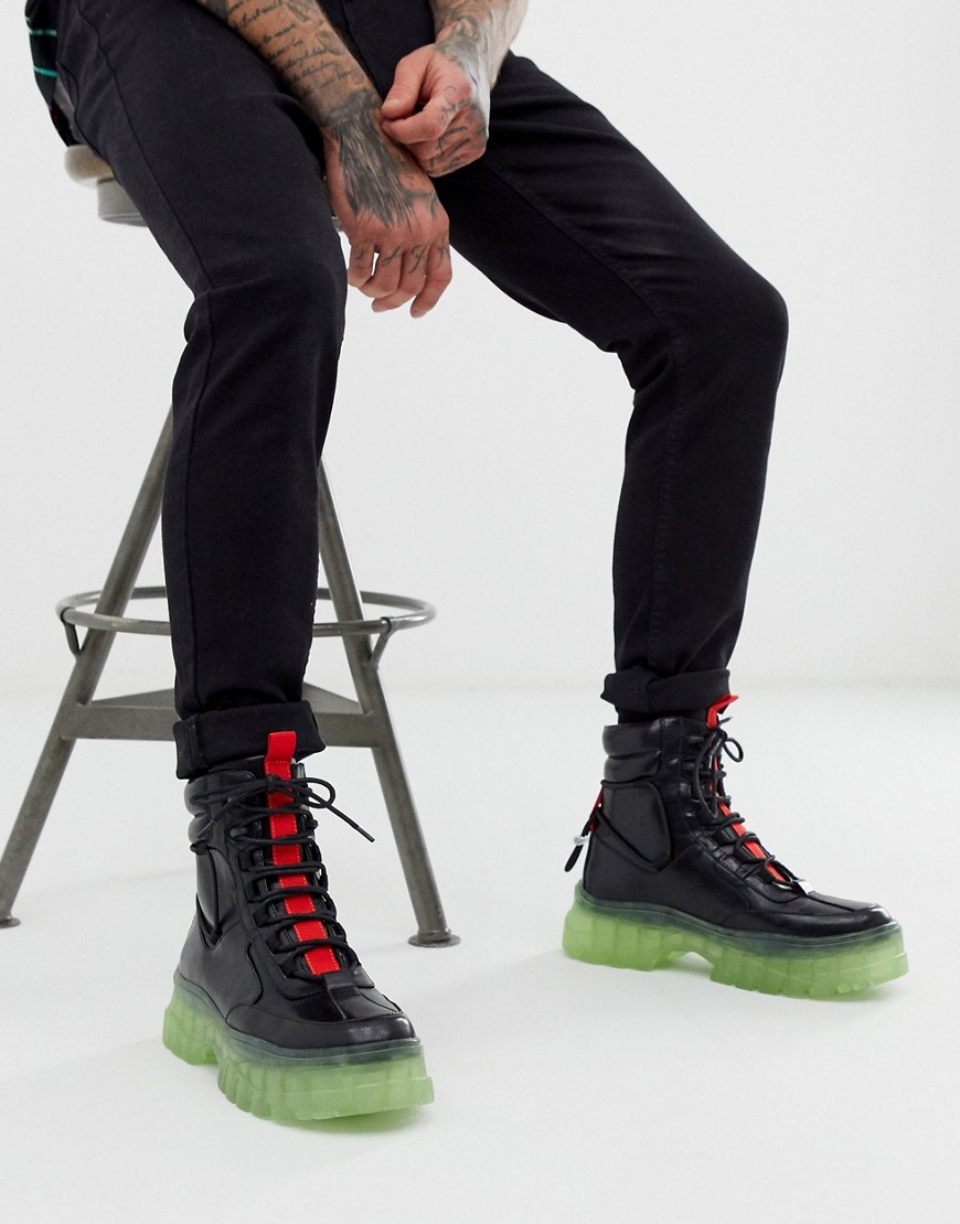 фото Черные походные ботинки на шнуровке с массивной зеленой подошвой asos design-черный