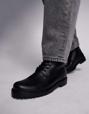 lace up worker boots in black leather with shearling lining