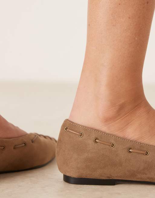 ASOS DESIGN – Lachlan – Ljusbruna ballerinaskor i mocka med öljettdetaljer och mejslad tå, 3 av 4