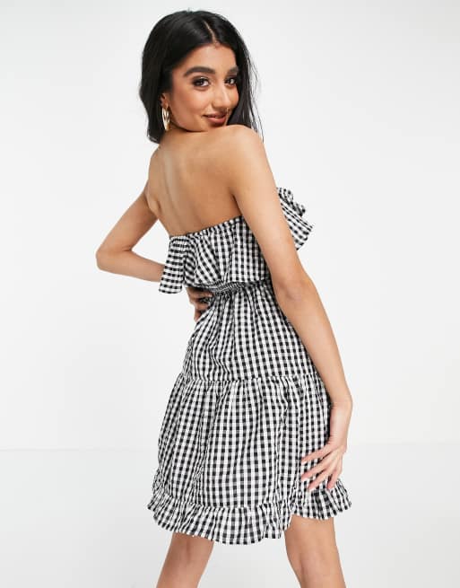 ASOS DESIGN - Lagdelt mini-solkjole i bandeau-stil med monofarvede gingham-tern, 2 af 4