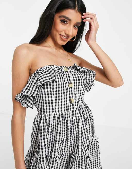 ASOS DESIGN - Lagdelt mini-solkjole i bandeau-stil med monofarvede gingham-tern, 3 af 4