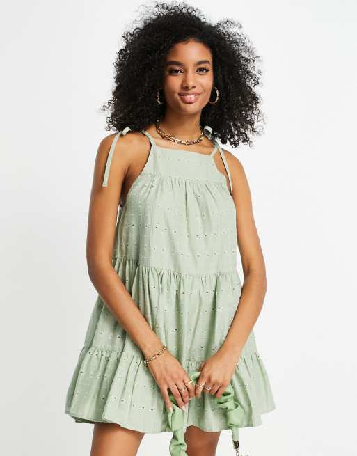 ASOS DESIGN - Lagdelt mini-solkjole med broderi i lys khaki
