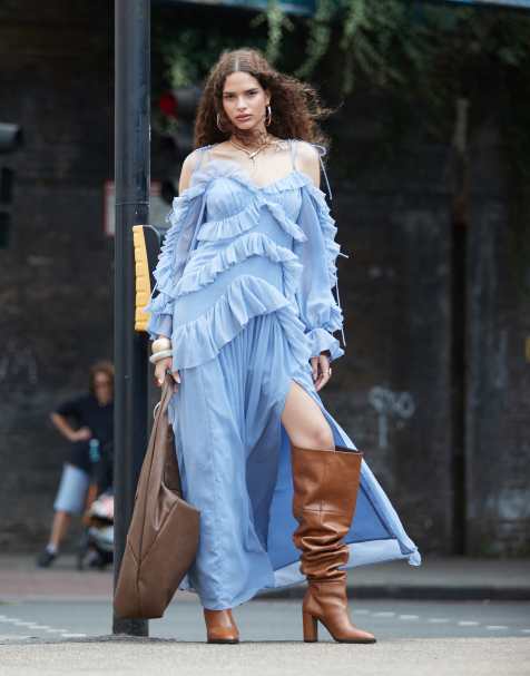 ASOS DESIGN - Lagdelt og blå offshoulder-maxikjole med flæser - view 1