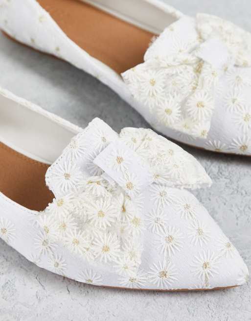 ASOS DESIGN - Lake - Ballerines plates à bout pointu avec nœud et pâquerettes blanches, 2 de 4