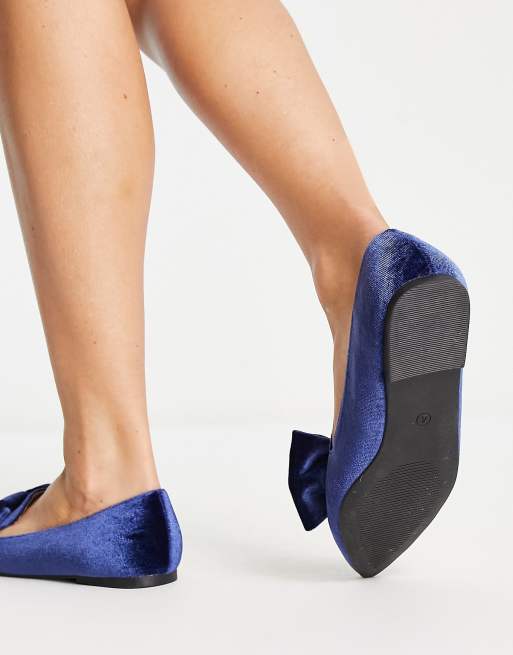 ASOS DESIGN Lake bow pointed ballet flats in navy velvet, 4 of 4