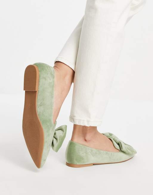 ASOS DESIGN – Lake – Salviagröna platta ballerinaskor i sammet med rosett och spetsig tå, 3 av 4