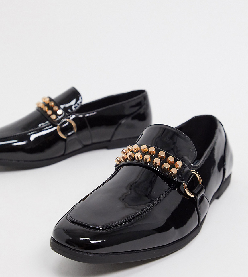 ASOS DESIGN - Lakleren loafers met brede pasvorm en gouden studs in zwart