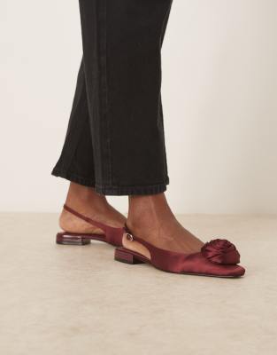 ASOS DESIGN - Lamas - Ballerines satinées à bout effilé avec bride arrière et grosse fleur - Prune-rose