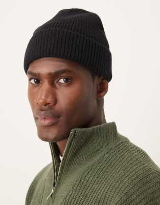 lambswool fisherman ribbed beanie in black