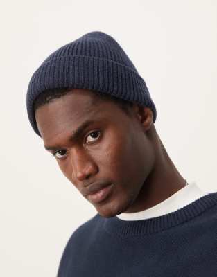 lambswool fisherman ribbed beanie in navy